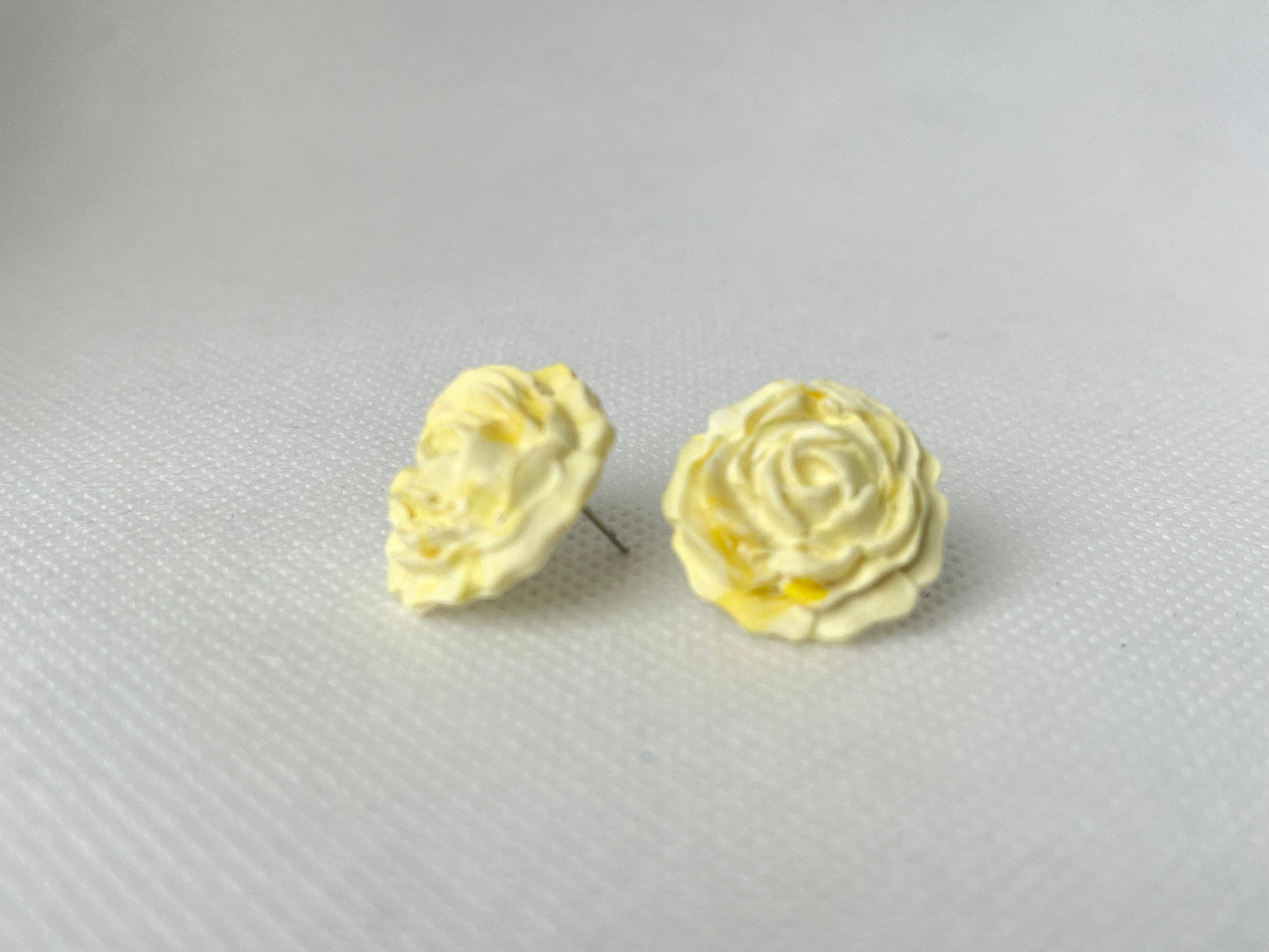 Flower stud earrings